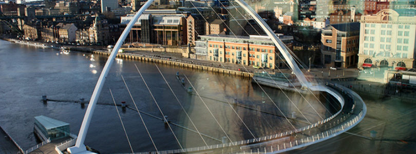 Gateshead Millennium Bridge - É uma ponte para pedestres e ciclistas. Tem a forma de um C, com cabos de sustenção inclinados.