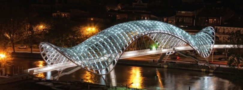 The Bridge of the Peace - É uma ponte pedonal em forma de arco, assim uma construção de aço e vidro iluminada com numerosos LEDs