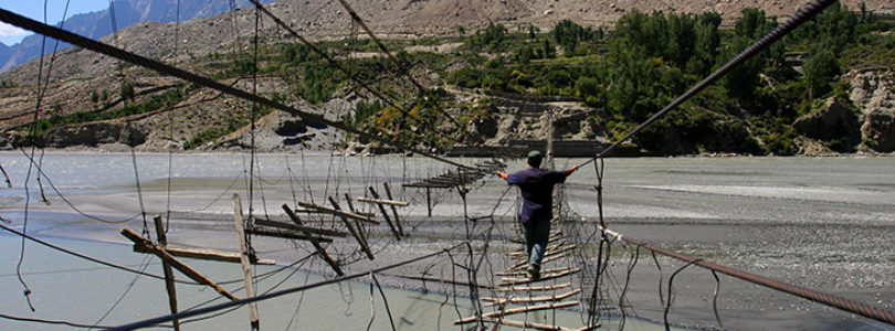 Ponte Pendente de Hussaini - Ponte de madeira de má qualidade