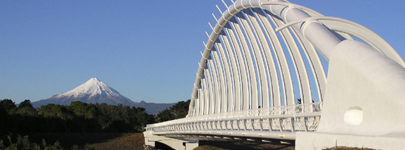 Rewa Rewa Bridge - É uma ponte para pedestres e ciclovia que atravessa o Rio Waiwhakaiho, a ponte é parte da extensão norte da Passarela Costeira