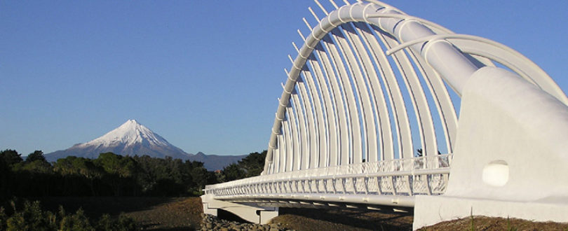 Rewa Rewa Bridge - É uma ponte para pedestres e ciclovia que atravessa o Rio Waiwhakaiho, a ponte é parte da extensão norte da Passarela Costeira