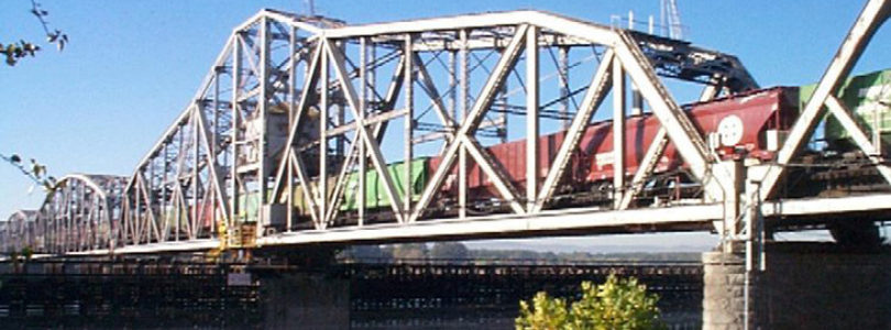 Pontes de treliças - sistemas de barras de aço entrelaçadas - para manterem sua sustentação, são compostas de muitas vigas de aço que, apoiam o peso.