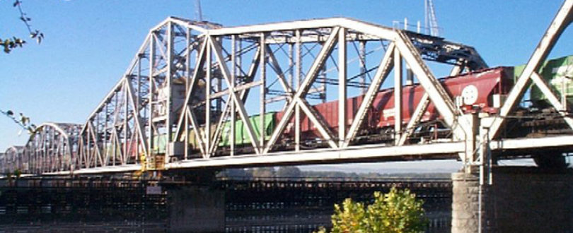 Pontes de treliças - sistemas de barras de aço entrelaçadas - para manterem sua sustentação, são compostas de muitas vigas de aço que, apoiam o peso.