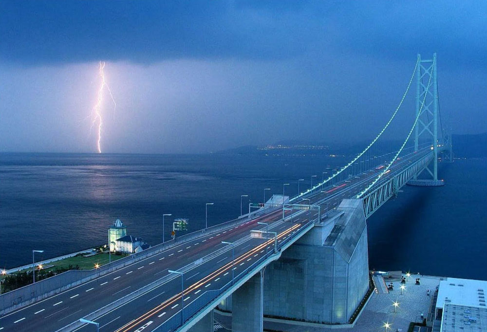 A Ponte Akashi-Kaikyo, localizada no estreito de Akashi, no Japão, é a ponte com o maior vão suspenso do mundo. Seu vão central, entre um pilar e outro é de 1991 metros