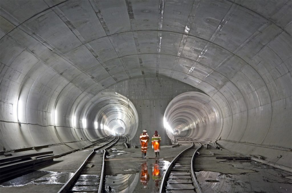 Gotthard é o maior túnel do mundo, com duas passagens paralelas de 56 km que cortam os Alpes Suíços