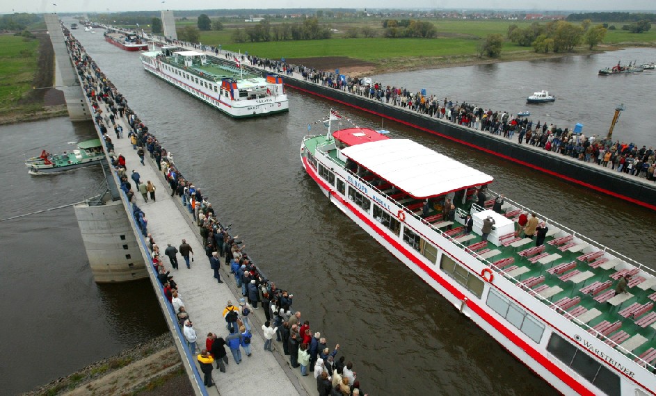 O Wasserstrassenkreuz (cruzamento de hidrovias) é um canal-ponte sobre o Rio Elba, que conecta as redes de vias navegáveis das antigas Alemanhas Ocidental e Oriental